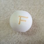 Houten letterkraal F rond 14mm