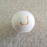 Houten letterkraal J rond 14mm