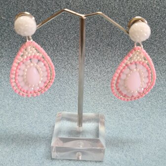 Handgemaakte druppel oorhangers roze