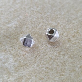 Metalen kralen kubus met facetten 4mm