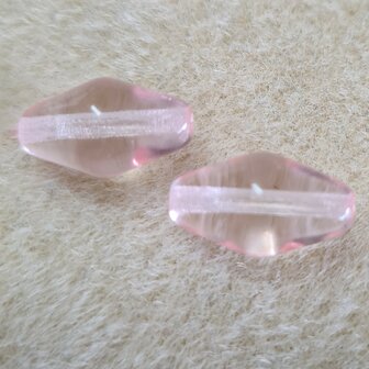Glaskraal roze transparant konische vorm