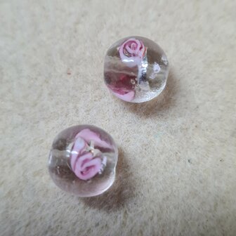 Glaskraal rond roze bloem 11mm