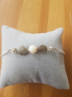 Silver plated armbandje met schelp en blingkraaltjes