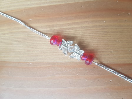 Silver plated armbandje met rode glaskraaltjes vlinderkralen