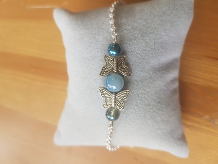 Silver plated armbandje met blauw/grijze glaskraaltjes vlinderkralen