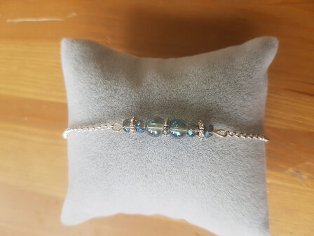 Silver plated armbandje met blauw/grijze glaskraaltjes 