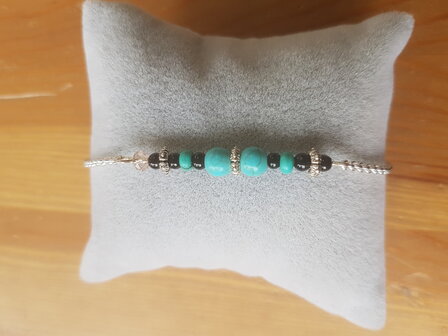 Silver plated armbandje met turquoise en zwarte kraaltjes