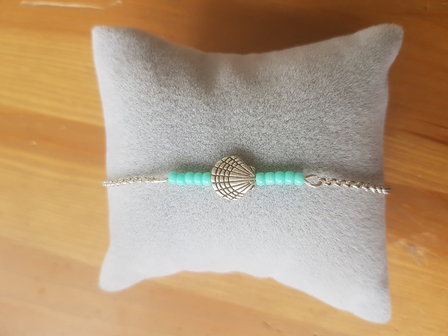 Silver plated armbandje met licht blauwe kraaltjes en schelpkraal