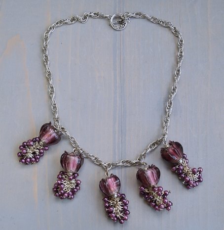 Ketting met handgemaakte paarse bloemen glaskralen