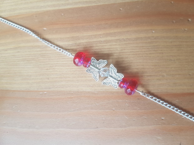 Silver plated armbandje met rode glaskraaltjes vlinderkralen