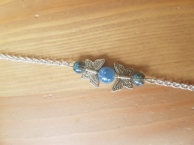 Silver plated armbandje met blauw/grijze glaskraaltjes vlinderkralen