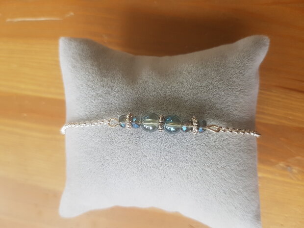 Silver plated armbandje met blauw/grijze glaskraaltjes 