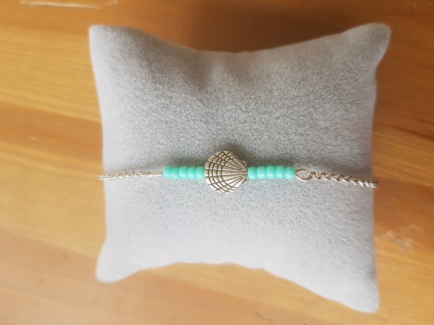 Silver plated armbandje met licht blauwe kraaltjes en schelpkraal