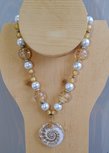 Parelketting champagnekleur met glashanger Parelketting champagnekleur met glashanger