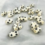 Bone pipe wit met zwarte stip 12mm Bone pipe wit met zwarte stip 12mm